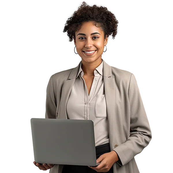 Mujer sonriente en su computador portátil