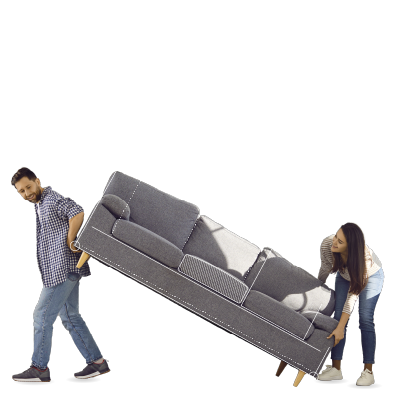 Una pareja carga un sillón de su casa para llevarlo a su nueva vivienda Adquirida con Colsubsidio